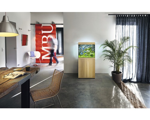 Woonkamer met aquarium op onderkast, eettafel en stoelen