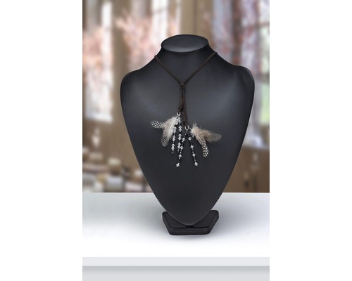 Ketting met veren en kralen op een sierpop