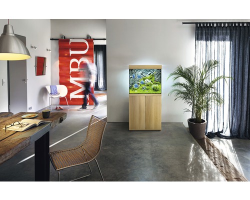 Woonkamer met aquarium op onderkast, eettafel en stoelen
