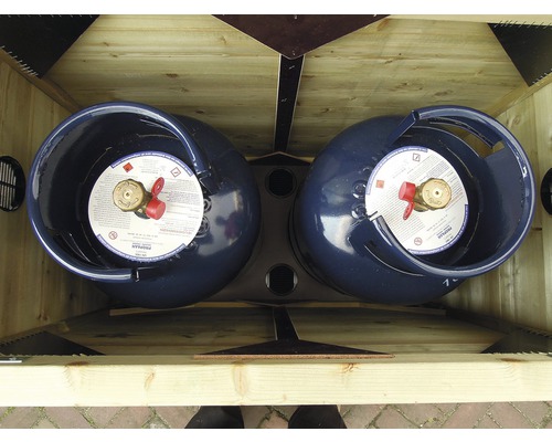 Twee propaangasflessen in een houten kast.