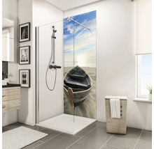 Badkamer met douchecabine, wastafel, spiegel en decoraties. De douchecabine heeft een motief met een boot op het strand.