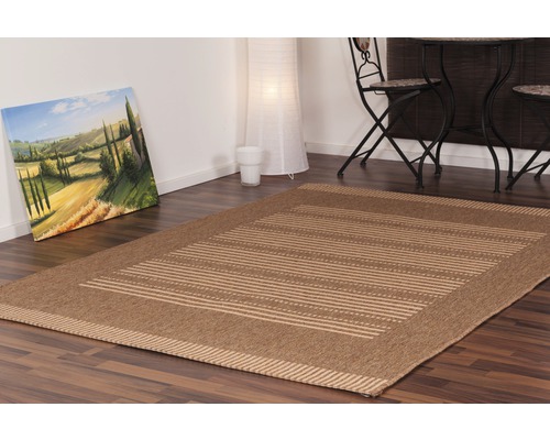 Bruin tapijt met streepmotief op houten vloer in een woonkamer