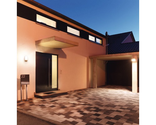 Eengezinswoning met carport en bestrate oprit in de nacht