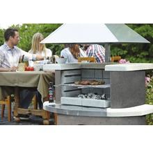 Gemetselde barbecue met gegrild voedsel en zittende mensen