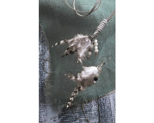 Ketting met veren hanger en bijpassende oorbel