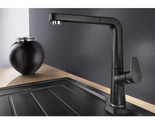 Keukenkraan met spoelbak en decoratie