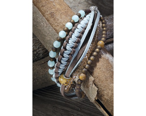 Meerrijige armband met kralen, gevlochten en gladde banden op hout