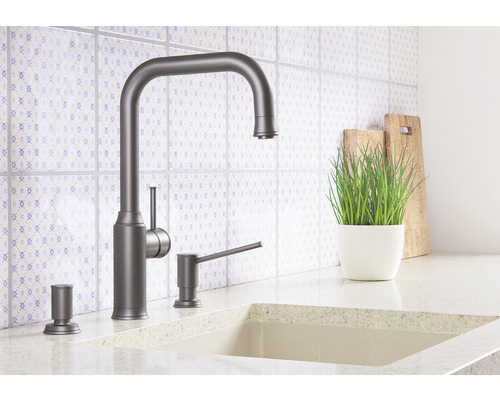 Keuken spoelbak met kraan en zeepdispenser op een aanrecht