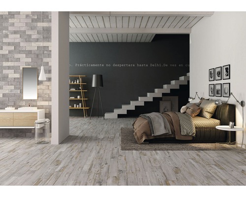 Lichte slaapkamer en badkamer met wastafel, spiegel, trap, bed en decoratie