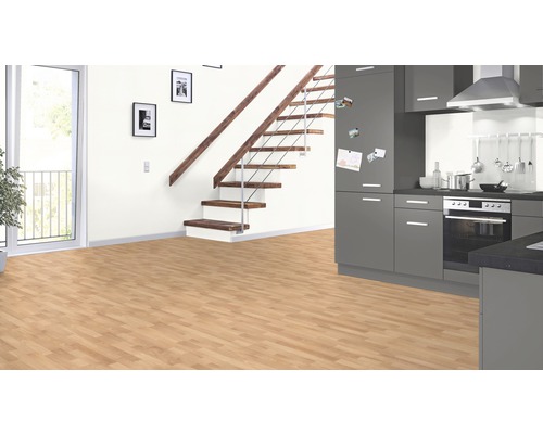 Woonkamer met laminaatvloer, trap en kitchenette voor een lichte en uitnodigende sfeer.