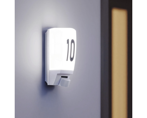 Witte wandlamp met nummer 10