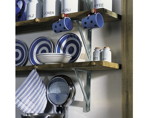 Planken met servies, mokken, voorraadpotten en keukenweegschaal