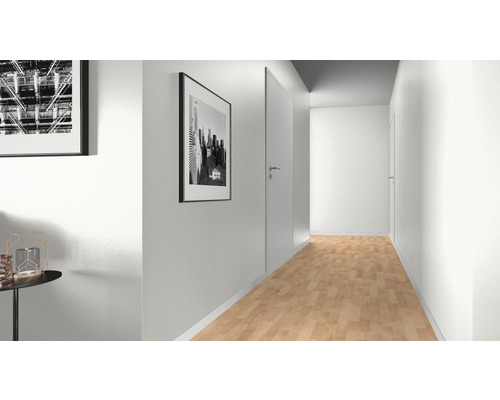 Hal met houten vloer, deuren en wanddecoratie