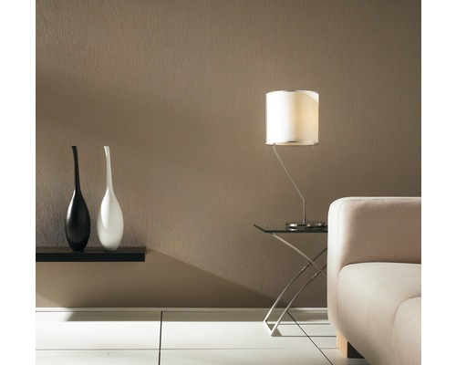 Woonkamer met behang, lamp, bank en decoratie