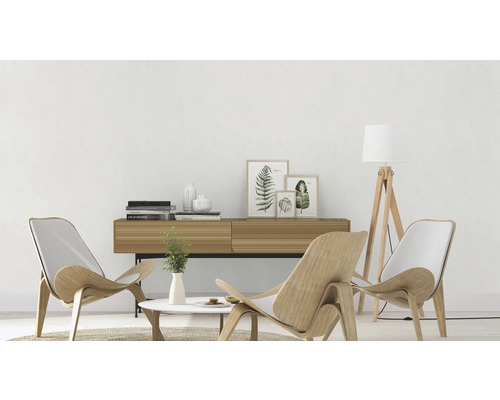 Woonkamer met houten stoelen, dressoir en vloerlamp