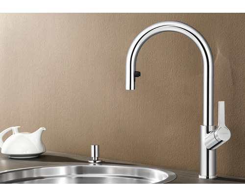 Metalen keukenkraan met hoge uitloop en zijdelingse hendel