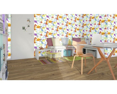 Woonkamer met dinosaurierbehang, bureau en zitplaatsen