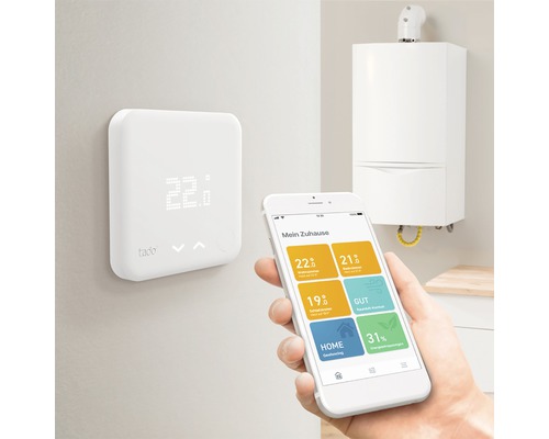 Ruimtetemperatuurregelaar met smartphone en verwarmingsketel voor temperatuurregeling