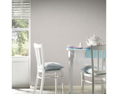 Lichte ruimte met tafel, stoelen en raam voor interieurontwerp