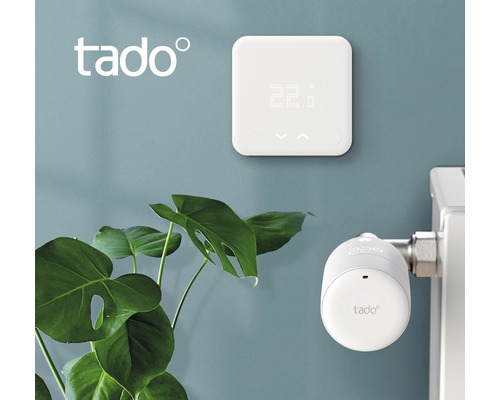 Tado Logo, wandthermostaat en radiatorknop aan een muur