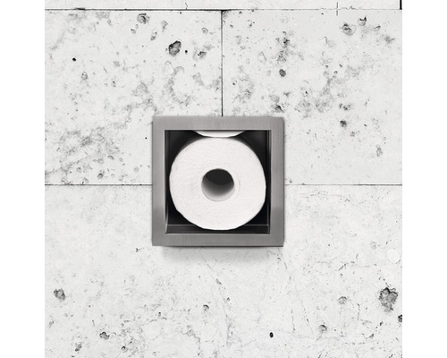 Toiletpapierhouder van roestvrij staal met rol toiletpapier aan een muur