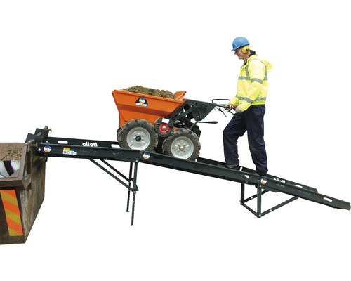 Gemotoriseerde kruiwagen met hellingbaan en bediener aan het lossen