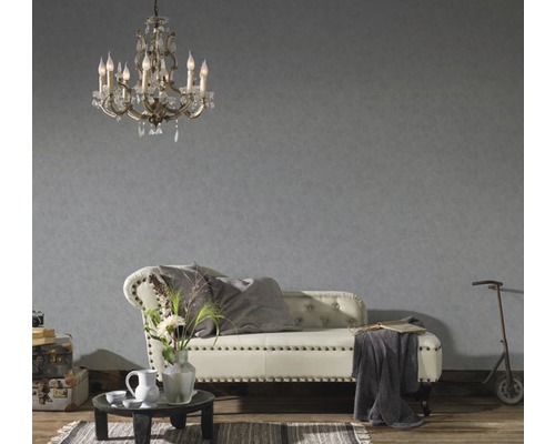 Woonkamer met bank, salontafel, decoratie en kroonluchter