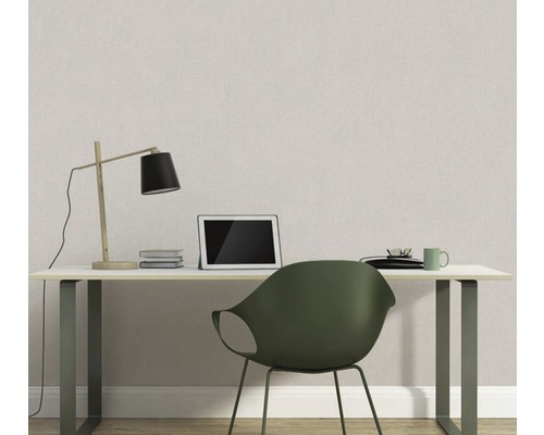 Werkkamer met bureau, bureaulamp, tablet en stoel voor een gestructureerd behang