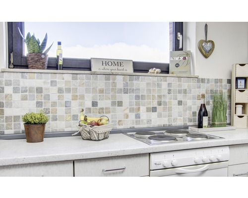 Keukenscène met mozaïektegels, fruitschaal, kookplaat en decoratie