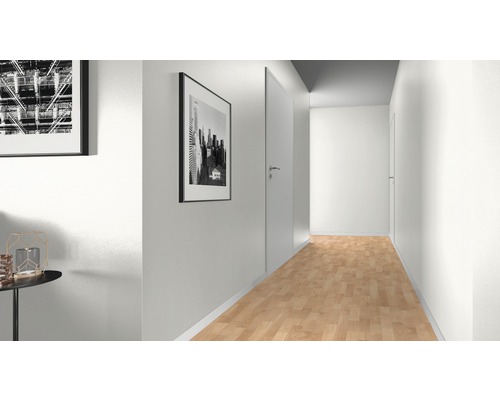 Gang met houten vloer, deuren en ingelijste foto''s