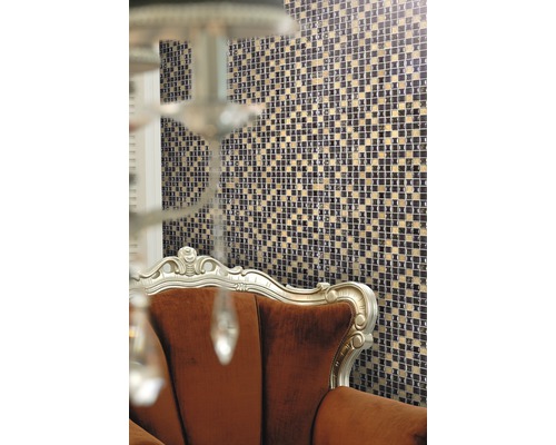 Wand met mozaïektegels en fauteuil