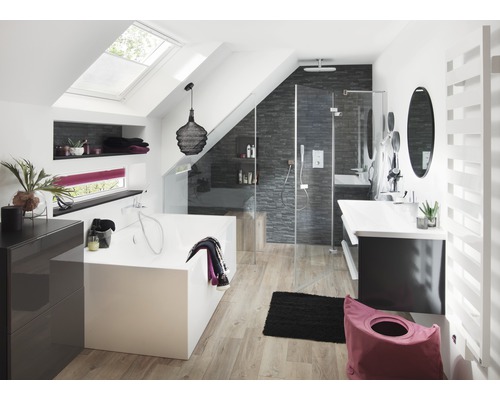 Badkamer met douche, bad, wastafel en dakraam