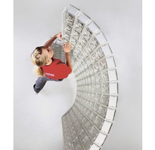 Vrouw installeert glazen bouwsteenmuur