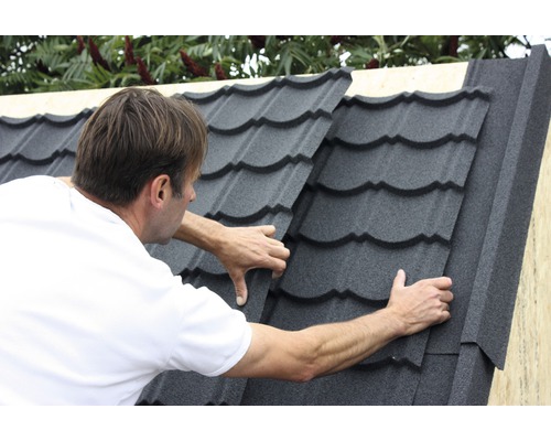 Man legt dakpannen op een dak