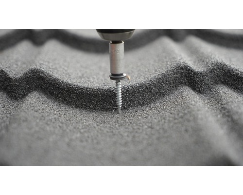 Bevestiging van een dakplaat met een schroevendraaier