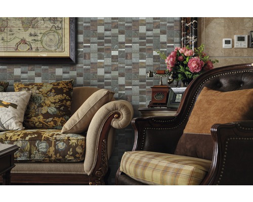 Decoratieve woonkamer met mozaïektegelwand, bank en fauteuil