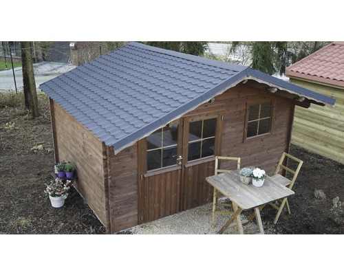 Houten tuinhuis met dubbele deur, ramen en pannendak naast tafel en stoelen