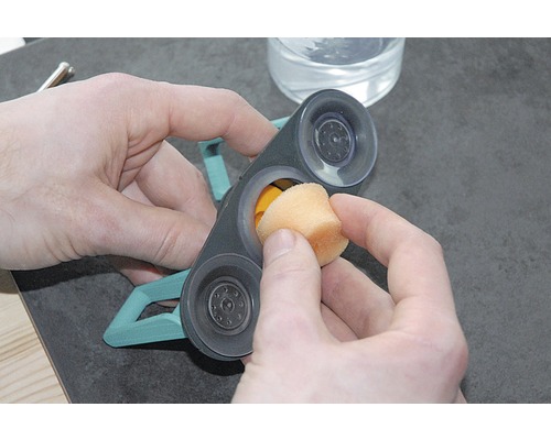 Reiniging van een glasreiniger met zuignappen en spons