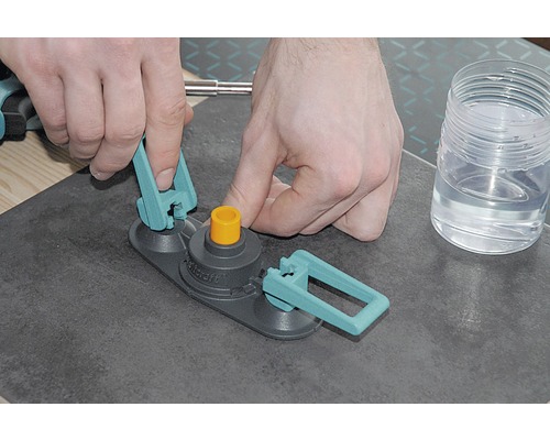 Tegel nivelleringssysteem in gebruik op een tegel