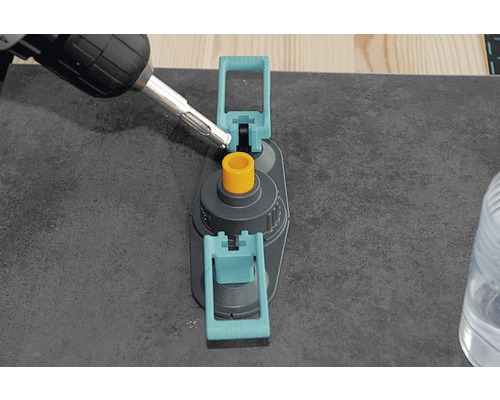 Boormachine tijdens het boren door een boorsjabloon