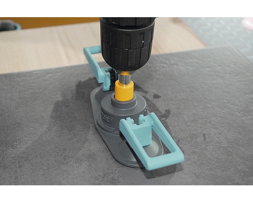 Tegelboorgeleider met boormachine op tegel