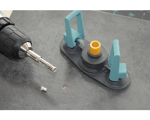 Tegelboorgeleider met boormachine en tegelboor op tegel