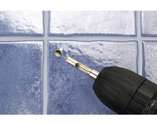 Tegelboor boort een gat in een tegel