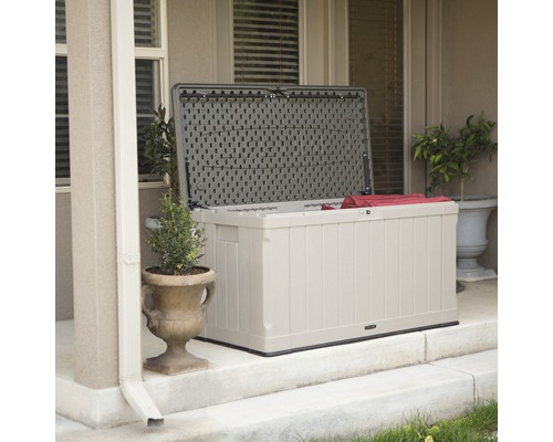 Geopende kunststof tuinkist op een terras