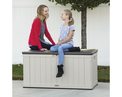 Kunststof opbergbox met twee mensen in de tuin