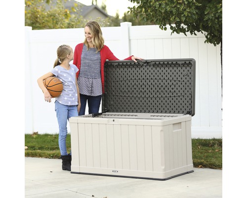 Foto van een vrouw en kind naast een open opbergbox buitenshuis