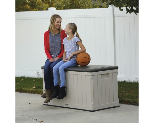 Buitenopbergbox met twee mensen erop