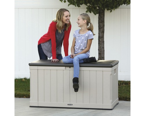 Tuinbox met twee mensen in de tuin