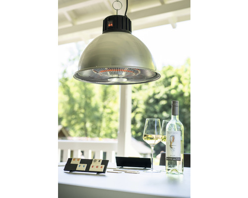 Hanglamp als terrasverwarmer boven tafel met drankjes en spel