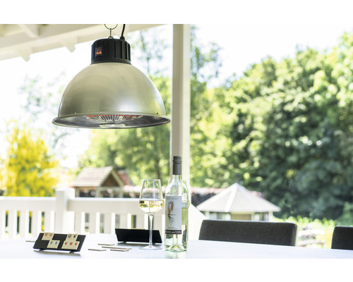 Hanglamp boven een tafel met drankjes en een spel in de buitenlucht.
